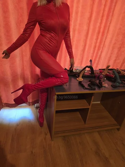 Компаньонка Бургас - Опитна млада и красива строга господарка Емма Само за 2 дни