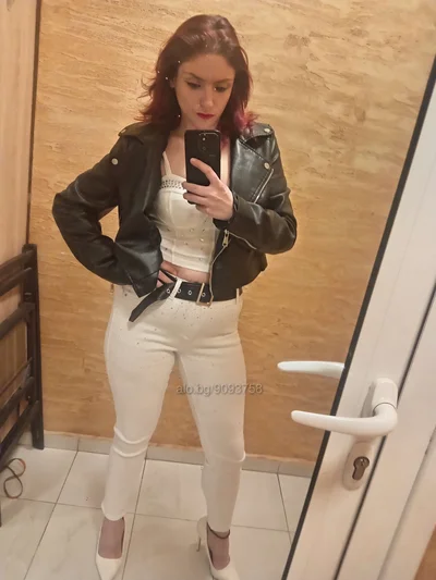 Компаньонка София - Свирка в кола 25с кондом 35 без