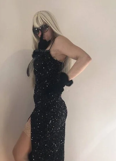 Компаньонка София - Гадже под наем, моля прочетете обвявата подробно