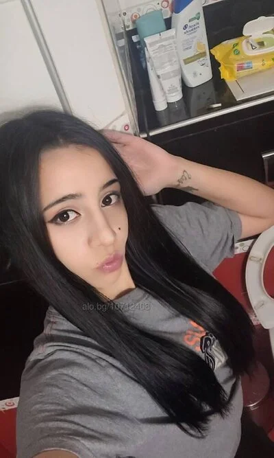 Компаньонка София - Малка, но смела… и опасно изкусителна! Аз съм миниатюрно миньонче с голямо желание да те подлудя. Об